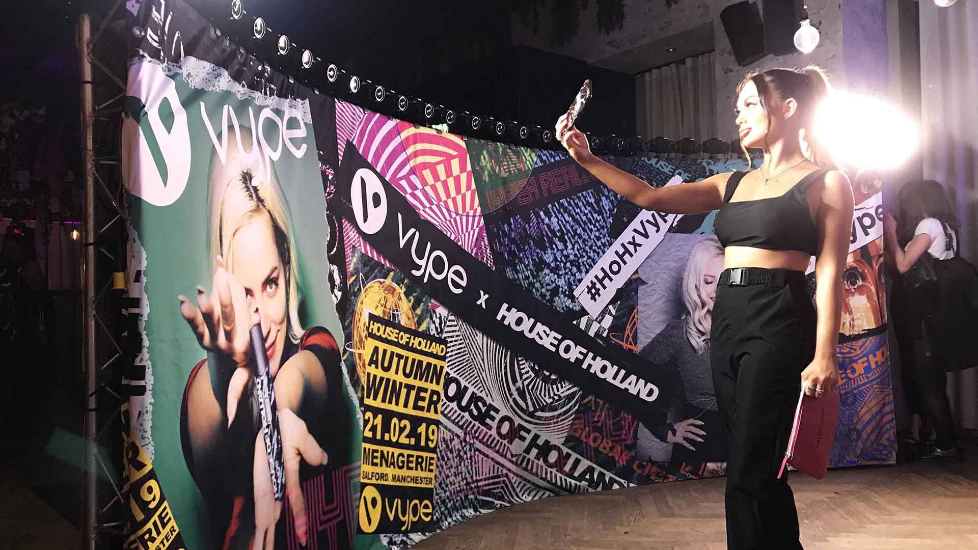 90 degree bullet time Girl having fun infront of 90 degree bullet time rig